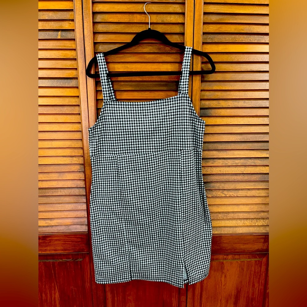 Short black and white gingham dress